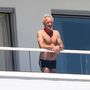 Ha eddig nem lett volna egyértelmű, akkor most szeretnénk tisztázni, hogy ezeken a képeken a Sting nevű zenész látható, amint egy erkélyen áll.