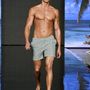 Egy nagydarab, izmos, szőrtelen modell a Joseph & Alexander bemutatóján a Miami Swim Weeken.