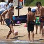 Morata fociziott is egyet a szárd/turista gyerekekkel.