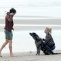 A parton egy kutya várta őt és Gretchen Mol színésznő.