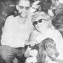 Az '50-es és korai '60-as évek szexszimbóluma itt harmadik férjével, Arthur Millerrel látható, mindeketten napszemüvegben.