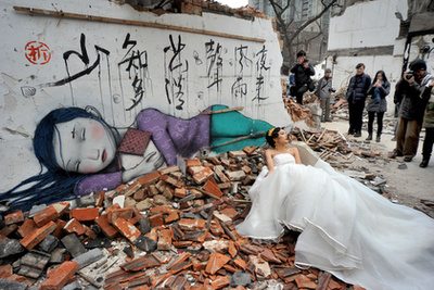 Ezt a menyasszonyt bontásra ítélt házak között fotózzák