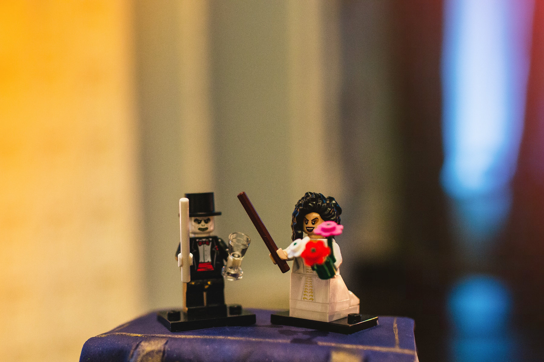 A fotók meg remekek lettek, úgyhogy záróra után a pár ment is, és megtartották a hivatalos esküvőt