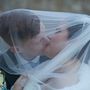 Íme az újdonsült férj és feleség első csókjáról készült fotó.