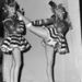 Revütáncosok nyújtanak, mindketten a Hollywood Group Caravan csoport táncosai volt, ők is szórakoztatták az Egyesült Államok haditengerészeit. (1948)