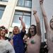 Hazájuk megerőszakolása, illetve a demokrácia lerombolása ellen tüntető FEMEN-aktivisták.