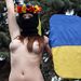 A FEMEN élő emlékműve Viktor Janukovics 