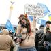 FEMEN-aktivista a kijevi Függetlenség téren. A feje fölött tartott táblán a 