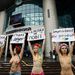 FEMEN-aktivisták akcióban - Janukovics első elnöki évfordulójáról emlékeznek meg.