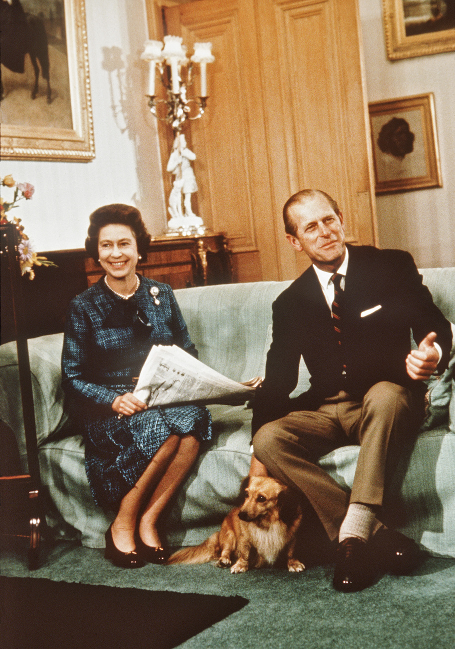 Egy corgi Margaret hercegnő, Károly herceg és Diana hercegnő társaságában.