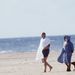 II. Erzsébet anyja a tengerparton egy barátjával és egy corgival.