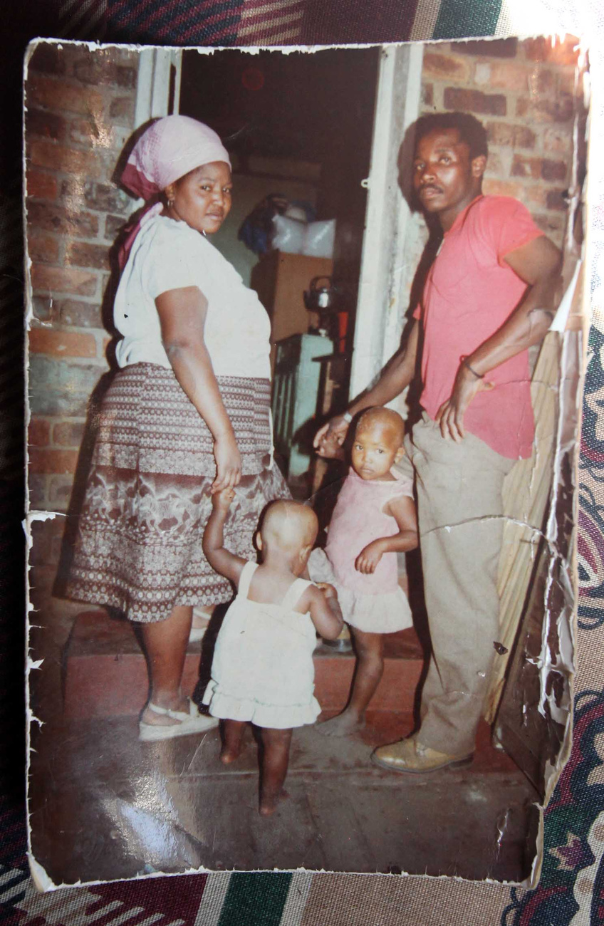 Ester Ntshalintshali, lányával és férjével