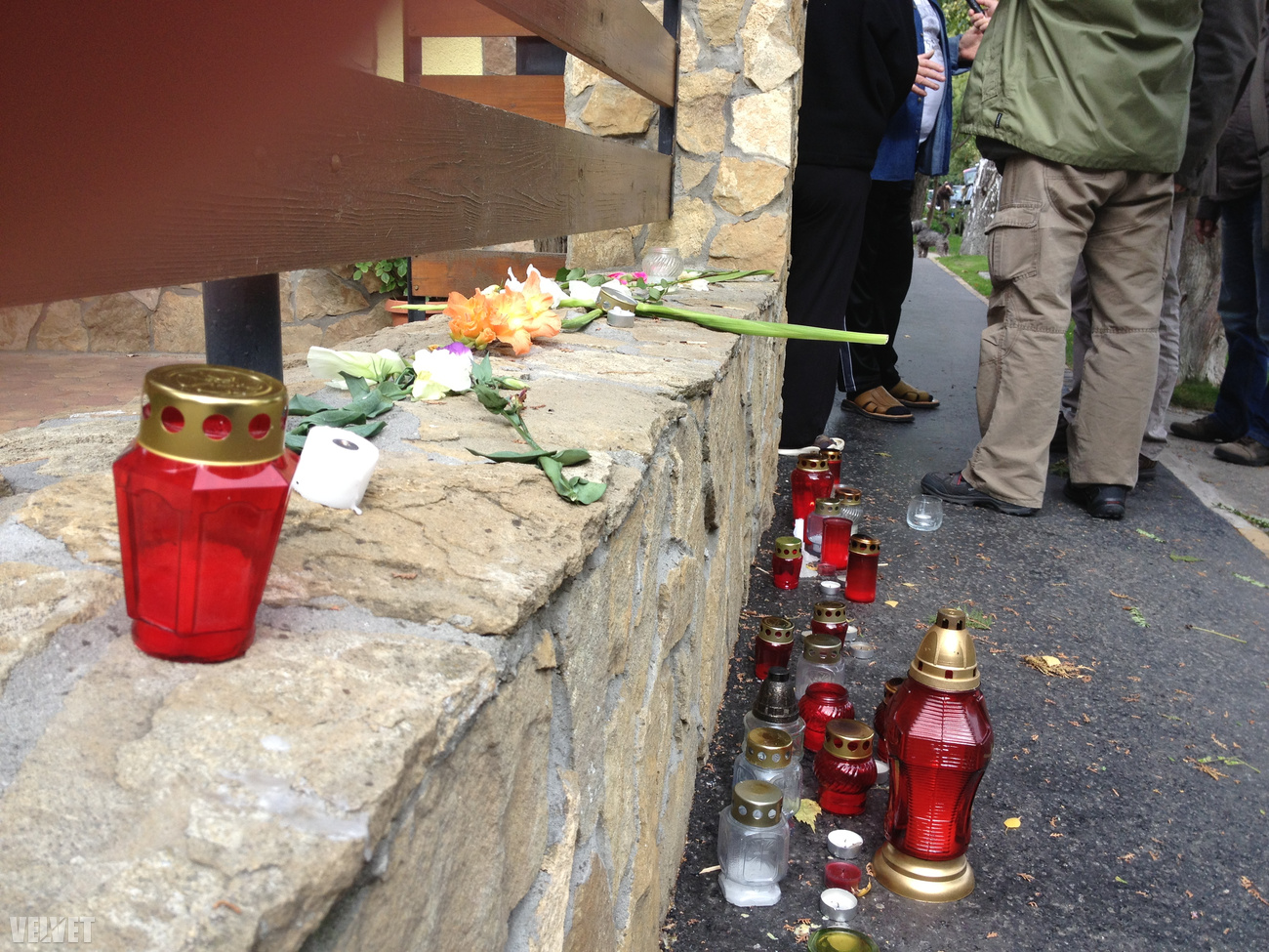 Ötven méterre az úttól virágok és gyertyák jelzik, hol találták meg a holttestet.