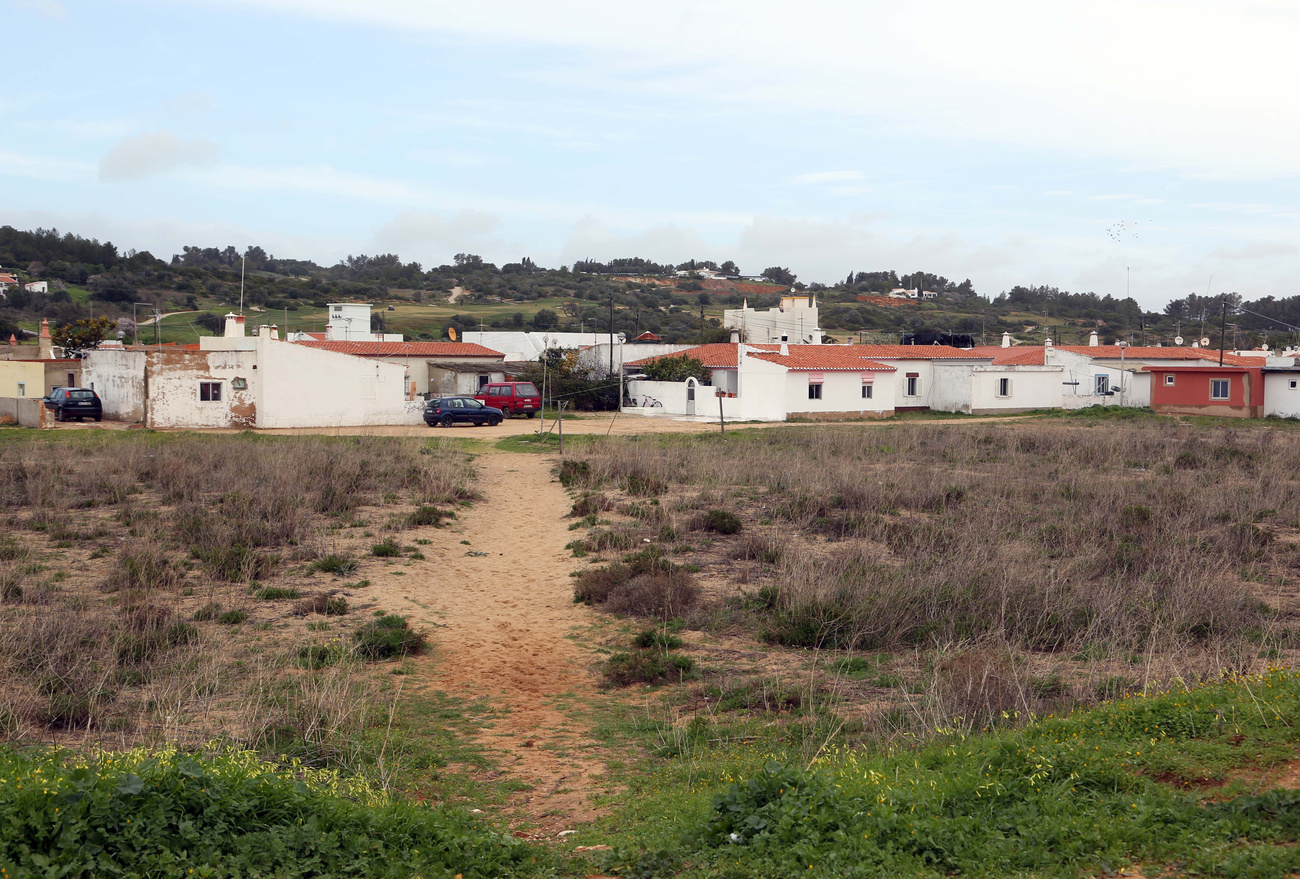 Messziről egy átlagos portugál falunak tűnik a romatábor.