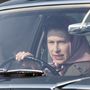 A jó öreg autós paparazzifotók. Itt éppen II. Erzsébet távozik, nem egy Los Angeles-i klubból, hanem a királynői rezidenciáról.