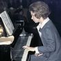 Irén, görög hercegnő épp zongorapróbát tart a londoni Festival Hallban.