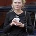 Kirsten Dunst természetesen kávézgat New York-ban