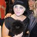 Kelly Osbourne fekete kiskutyával, feketében