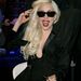 Lady Gaga bazi nagy válltöméssel dedikál