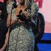 Beyoncé csillogó ruhában veszi át díját