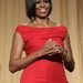 Michelle Obama, az est háziasszonya, pirosban