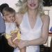 Courtney Love 1993-ban, Kurt Cobainnel közös gyermekükkel a karján