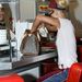 Paris Hilton egy LV-táskában kotorászik
