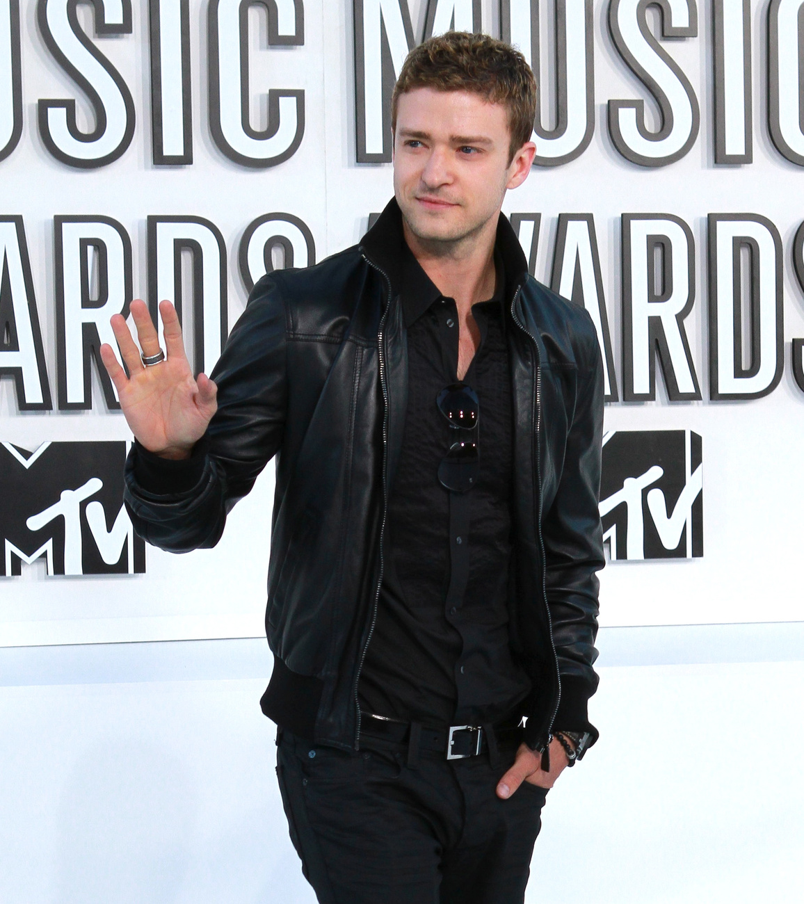 Justin Timberlake is ott volt valamiért, a feltűnést fekete ruházattal próbálta kerülni