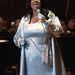Aretha Franklin egyik nyári fellépésén: a fehér ruhában is dekoltázsa vonzza a tekintetet.
