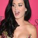 Katy Perry rózsás dekoltázzsal vonult a Victoria's Secret modelljei között.