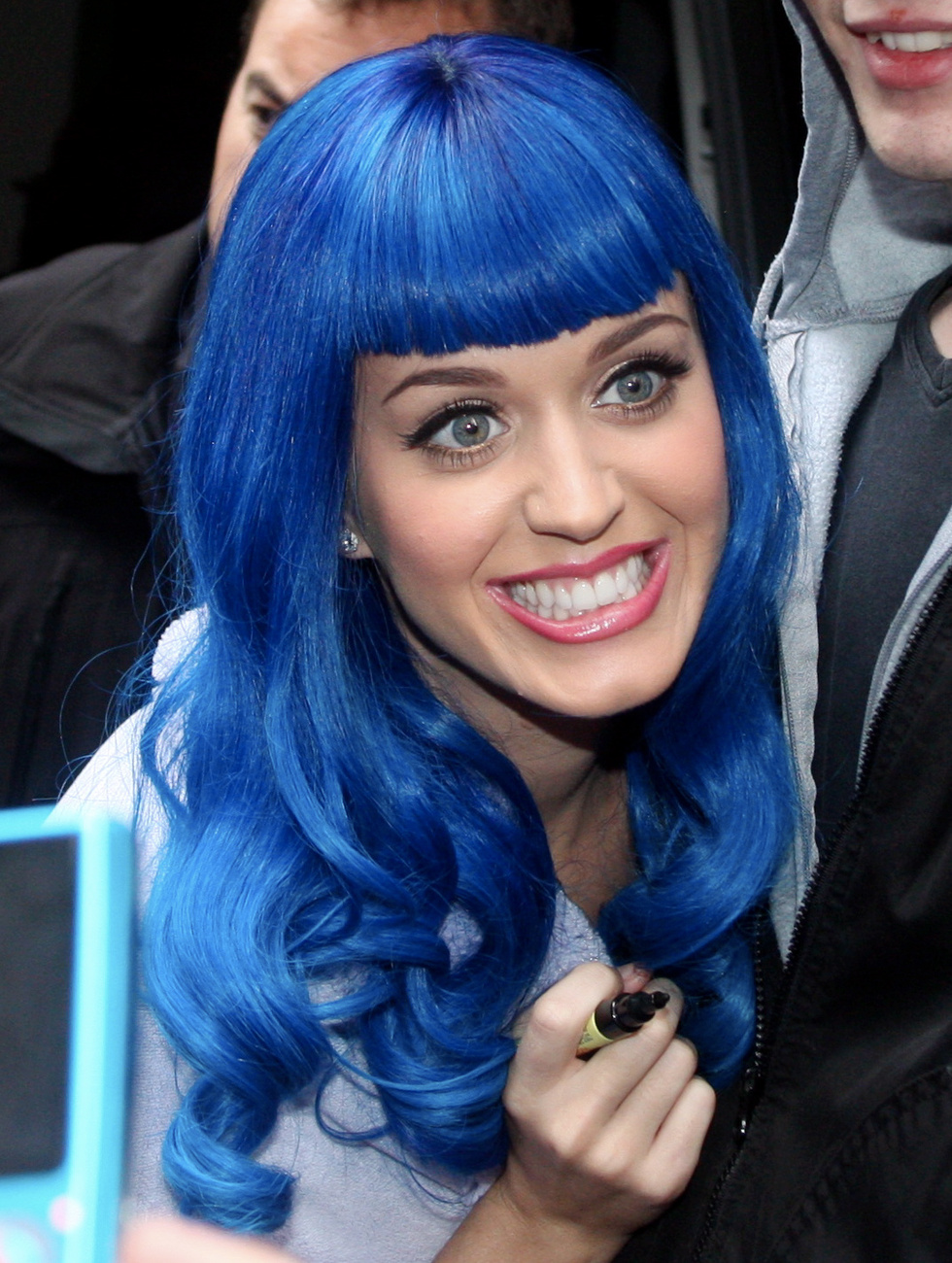Katy Perry ikonikus kék parókában dedikál.