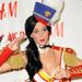 Katy Perry mint diótörő, bajusszal
