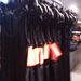 H&M: piros cetlik a jóárasított alkalmi ruhán.