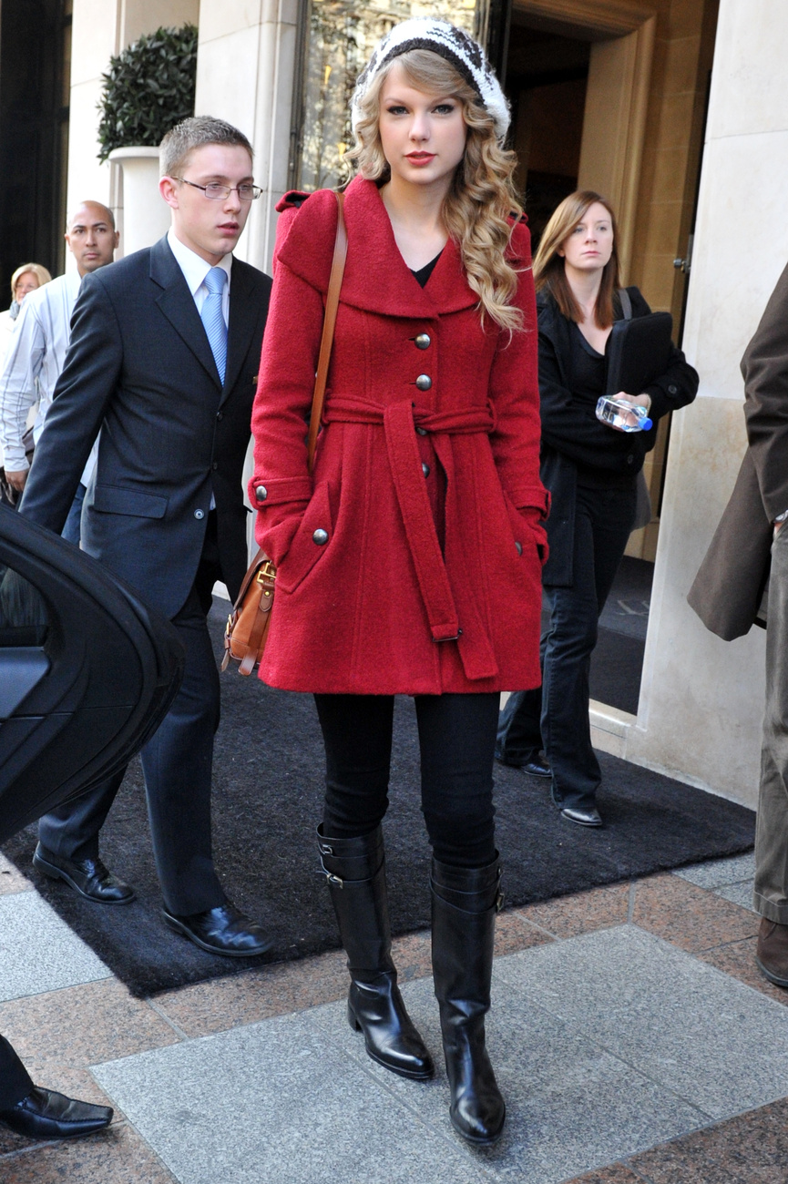 Jennifer Lopezt az American Idol forgatási szünetében fotózták le fehér bundában: ilyen kabátot műszőrméből is lehetne készíteni.