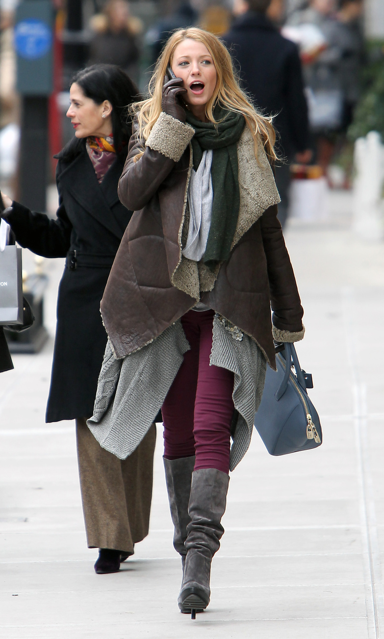 Jennifer Lopezt az American Idol forgatási szünetében fotózták le fehér bundában: ilyen kabátot műszőrméből is lehetne készíteni.