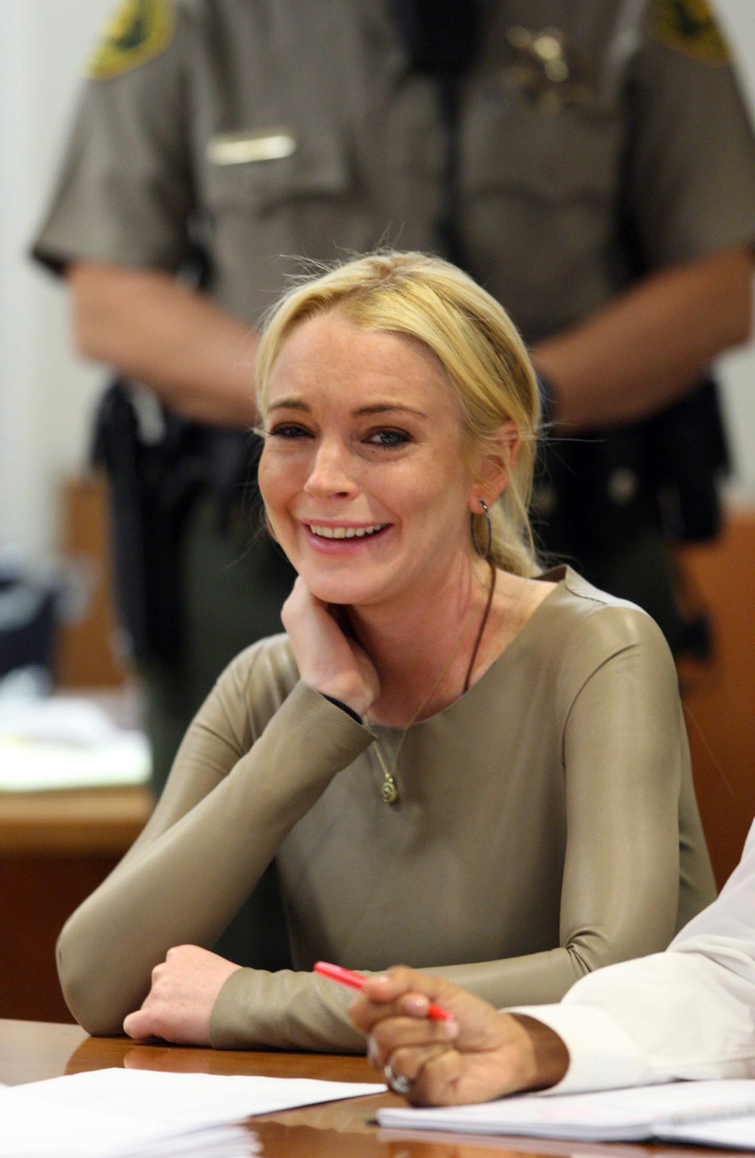 Lindsay Lohan a bíróságon, 2010. február 23. - a túlzottan kivágottnak minősített fekete felső