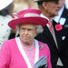 A királynő imádja az élénk színeket: Epsomba pink és fehér színekben érkezett...