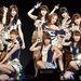 Ez az AKB48 japán popcsapat tagsága, akik amúgy a Vöröskereszt tokiói véradógáláján léptek fel