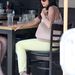 Jenna Dewan halványsárga nadrágban