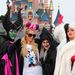 Paris Hilton a Eurodisney-ben kabátban