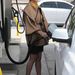 Katherine Heigl Los Angelesben a benzinkútnál kabátban