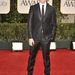 Chris Colfer, amerikai énekes-színész feszít fényes öltönyben