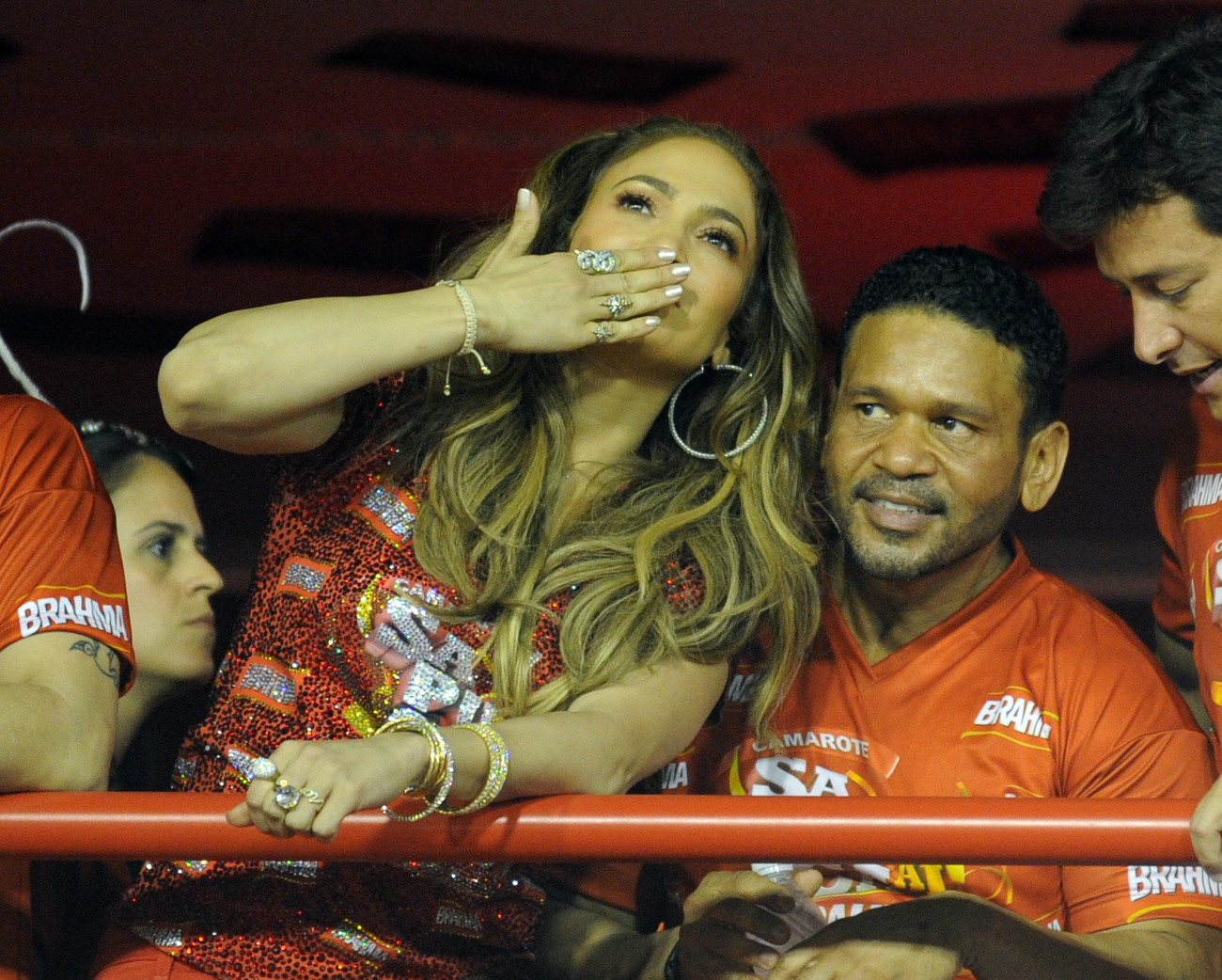 Jennifer Lopez sok pasi közül integet - éppen a riói karnevált nézi