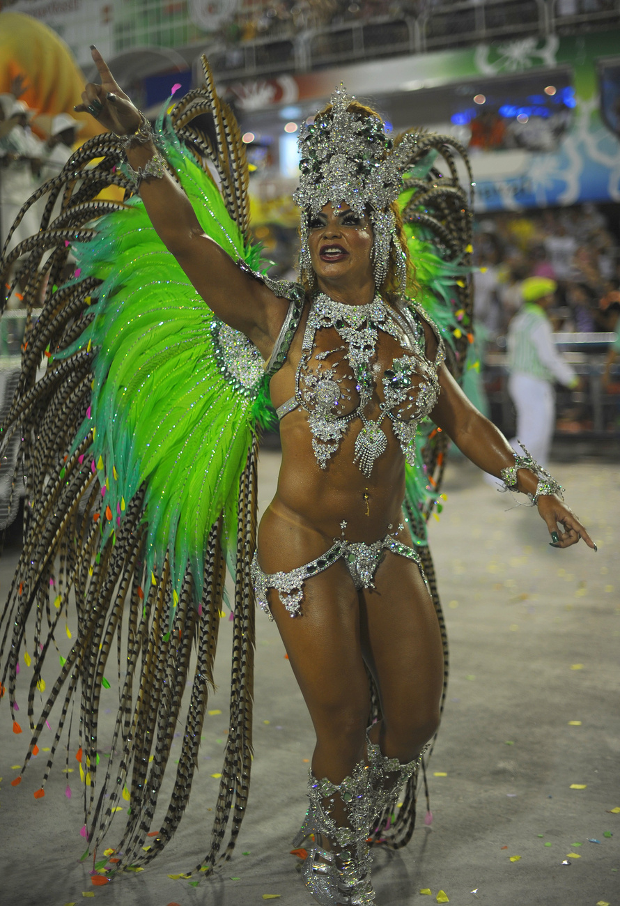 Jennifer Lopez sok pasi közül integet - éppen a riói karnevált nézi