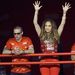 Jennifer Lopez két kézzel integet - éppen a riói karnevált nézi