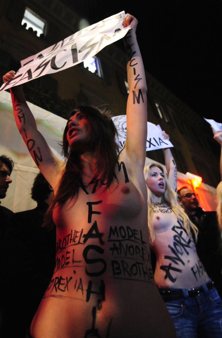 A Femen aktivistái tüntetnek a Versace és az anorexia ellen