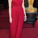 Emma Stone színésznő is piros estélyit választott. A ruha tervezője Giambattista Valli, a táskáé a Louis Vuitton