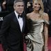 George Clooney és partnere, Stacy Keibler: utóbbi Oscar szobornak öltözött.
