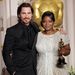 Christian Bale és Octavia Spencer az A segítségért kapott Oscarjukat szorongatják.
