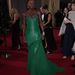 Viola Davis színésznő bevállalta a smaragdzöldet. Vera Wang estélyit visel.
